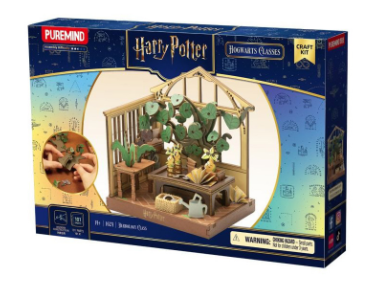 HARRY POTTER - HOGWARTS CLASSES - HERBOLOGY CLASS - WOODEN SCENE - Immagine 2