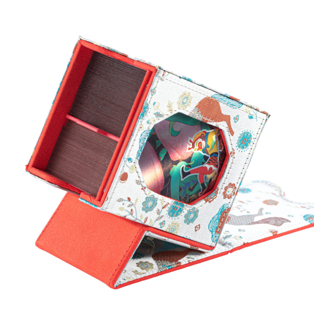 SANSEKING - BROCADE DECK BOX (130+ CARDS) - YEAR OF THE DRAGON - GALLOPPING SUCCESS - Immagine 3