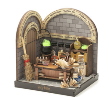 HARRY POTTER - HOGWARTS CLASSES - POTIONS CLASS - WOODEN SCENE